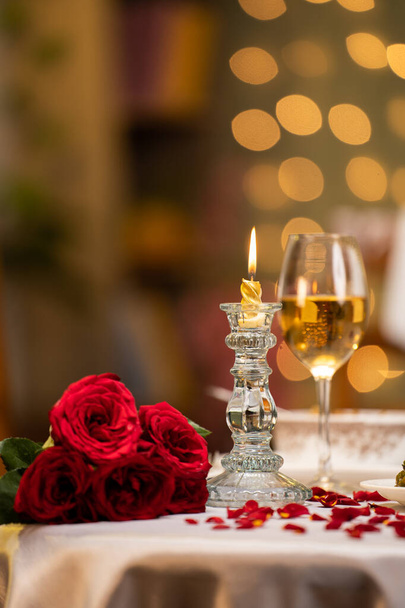 Sevgililer günü yemek masası düzenlemelerinin dikey çekimi. Restoranda çiçekli çiftler için. Evlilik yıldönümü konsepti, romantik akşam yemeği ve hazırlık.. - Fotoğraf, Görsel
