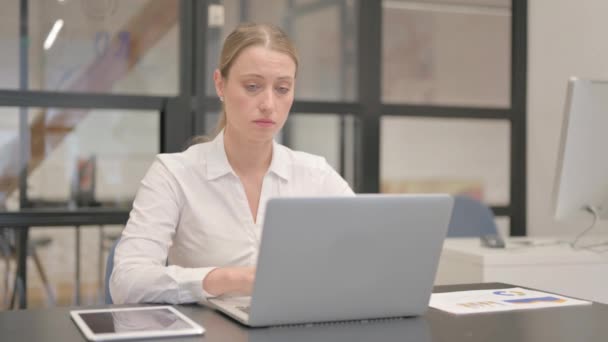 Hoest volwassen zakenvrouw met behulp van laptop in Office - Video