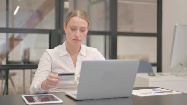 Mujer de negocios madura Compras en línea en el ordenador portátil en la oficina - Metraje, vídeo
