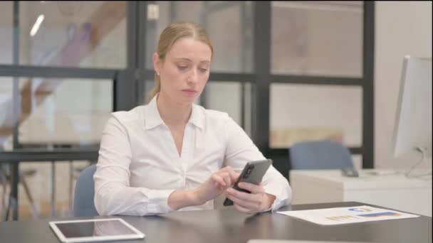 maturo affari donna scioccato da perdita su telefono in ufficio - Filmati, video