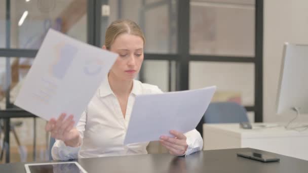 Ώριμη Business Woman Ανάγνωση εγγράφων στην εργασία - Πλάνα, βίντεο