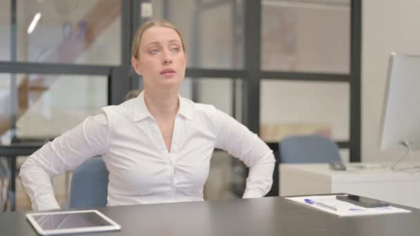 irritado maduro negócios mulher sentindo frustrado no trabalho - Filmagem, Vídeo