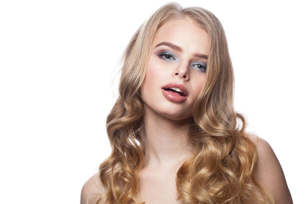 Hezký ženský obličej. Blondýny žena s dlouhými kudrnatými vlasy a make-up studio portrét - Fotografie, Obrázek