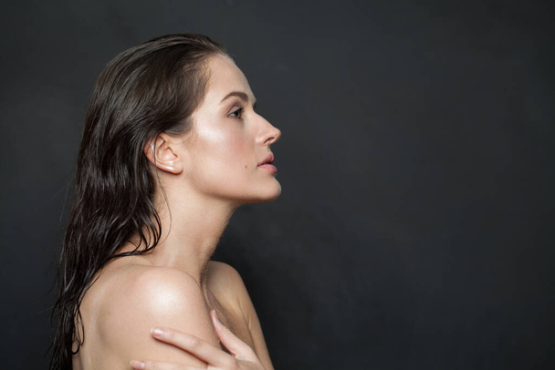 Ένδοξο γυναικείο μοντέλο με φυσικό μακιγιάζ και υγιές καθαρό φρέσκο πορτρέτο του δέρματος. Περιποίηση δέρματος, περιποίηση προσώπου, κοσμετολογία και πλαστική χειρουργική έννοια - Φωτογραφία, εικόνα