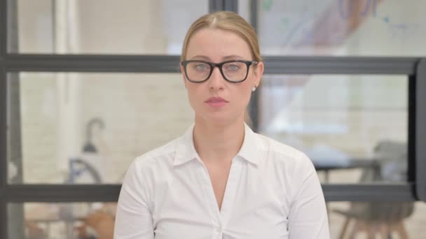Πορτρέτο της ώριμης γυναίκας των επιχειρήσεων που αντιδρούν στην απώλεια - Πλάνα, βίντεο