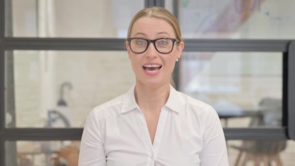 Portret van volwassen zakenvrouw viert succes in kantoor - Video