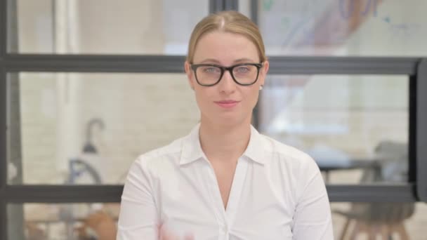 Portret van volwassen zakenvrouw wijzend op camera - Video