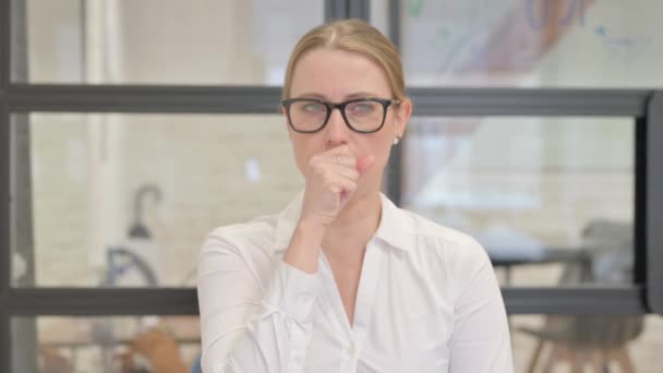Muotokuva yskä sairas kypsä liike nainen toimistossa - Materiaali, video