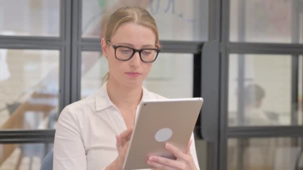 Muotokuva Kypsä Business Nainen käyttäen Tablet - Materiaali, video