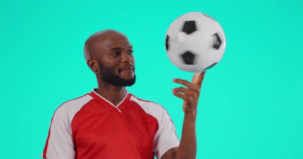 Futbol topu, denge ve siyah adamın yüzü stüdyoda spor ve antrenman motivasyonu için mavi arka planda. Futbol, Afrika erkek koçunun el ve portresi maç antrenmanı için gülümsüyor.. - Video, Çekim