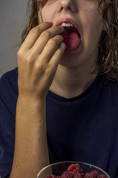 adolescente come framboesas vermelhas com a boca bem aberta - Foto, Imagem