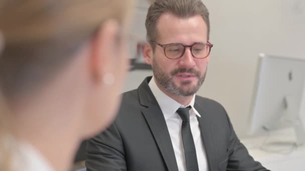 Közelkép a középkorú üzletemberről Beszélgetés az alkalmazottal - Felvétel, videó