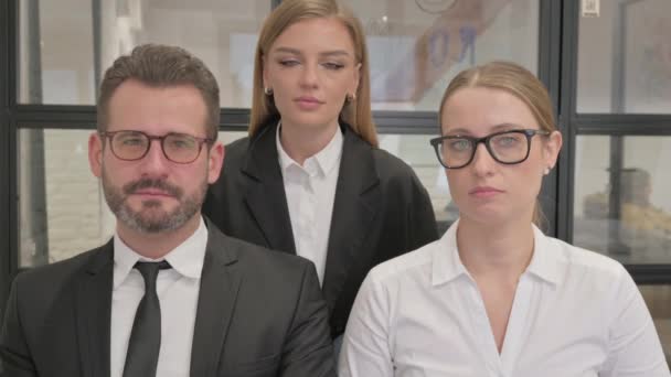 portret poważne firmy osób w biurze - Materiał filmowy, wideo