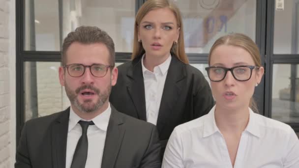 Porträt von Geschäftsleuten, die auf Versagen reagieren - Filmmaterial, Video
