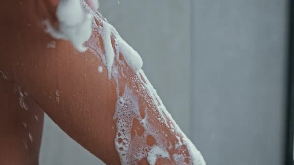 detail close up žena mytí tělo drží růžový chomáč bast při sprchování wellness a ranní rutinní zpomalení - Záběry, video