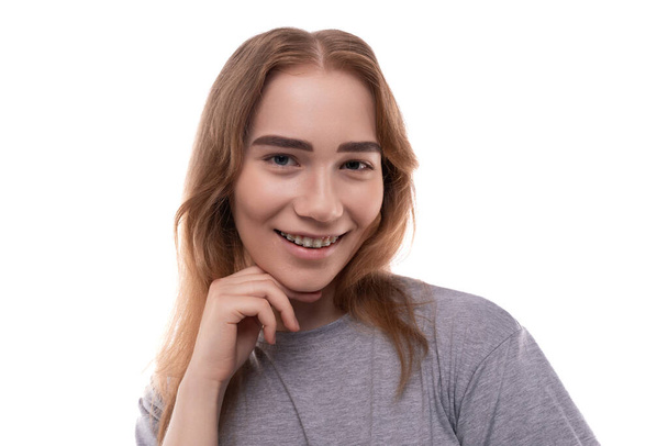 Teenage dívka s světle hnědé vlasy close-up na bílém pozadí. - Fotografie, Obrázek