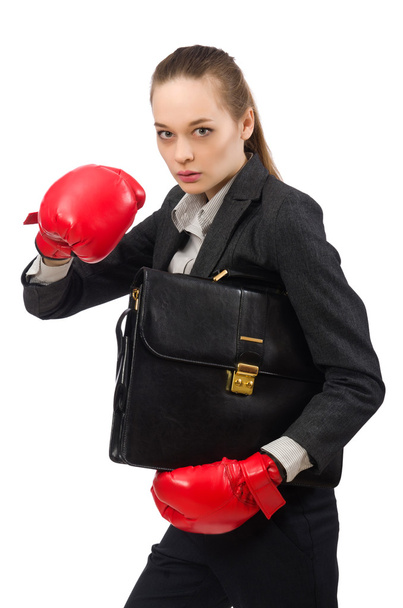 Podnikatelka s boxerskými rukavicemi izolovanými na bílém - Fotografie, Obrázek
