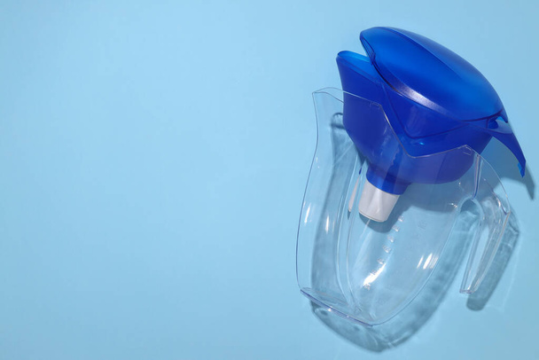 Vodní filtr s modrým víčkem na modrém pozadí - Fotografie, Obrázek
