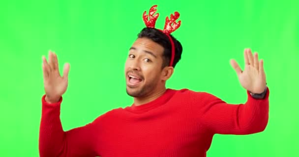 Muž, tanec a vánoční klobouk na zelené obrazovce, komická tvář nebo legrační v prázdninové módě, úsměv nebo makupa prostoru. Guy, tanečník a vánoční oblečení pro slavnostní oslavu, milly rock a nápady na pozadí. - Záběry, video
