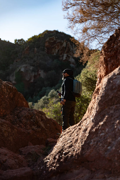 Mężczyzna w średnim wieku kontempluje krajobrazy Parku Naturalnego Garraf spacerując po ścieżkach góry. - Zdjęcie, obraz