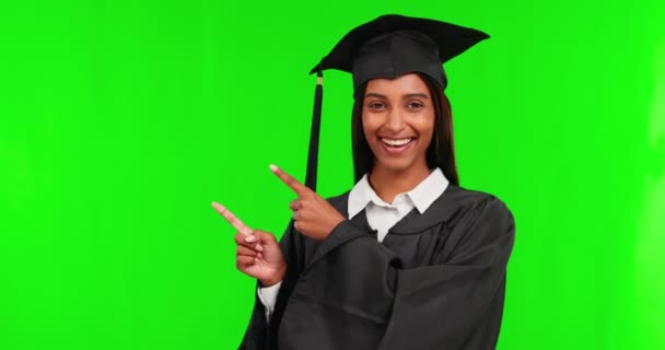 Glückliche Frau, Absolventin und zeigt auf eine grüne Leinwand für Werbung vor Studiohintergrund. Porträt einer weiblichen Person oder Studentin mit einem Lächeln für die Hochschulausbildung oder den Abschluss auf einer Attrappe. - Filmmaterial, Video