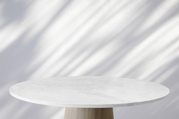 木が付いている円形の大理石のテーブルの上はモックアップ プロダクト表示のための白い壁の背景の影を落とします - 写真・画像