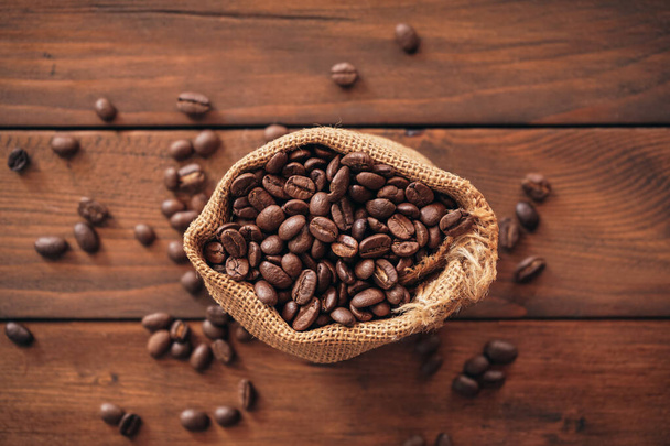 grains de café et grains de café sur fond bois, style vintage - Photo, image