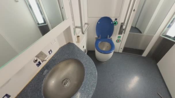 Gran aseo para personas con discapacidad en tren regional en Baviera, Alemania. Amplio WC para personas con discapacidad en el vehículo ferroviario local en Bayern, Alemania. Baño adaptado a discapacidades.  - Metraje, vídeo
