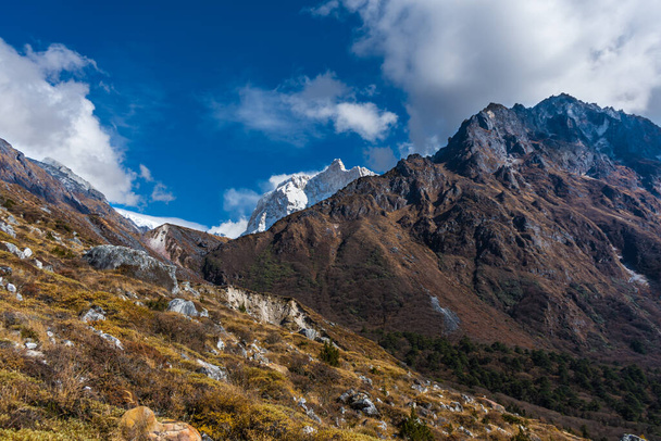 Monte Kumbhakarna (Campamento Base Jannu) en los himalayas de Nepal visto desde Khambachen, Taplejung  - Foto, imagen