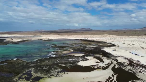 Vista aérea de las piscinas de marea natural de la Playa de los Charcos - Piscinas naturales de la Playa de Los Laguitos o Los Charcos en Fuerteventura, Islas Canarias, España. 24.09.2023 - Metraje, vídeo