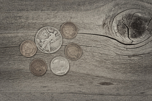 Concetto di monete d'epoca su legno invecchiato
  - Foto, immagini