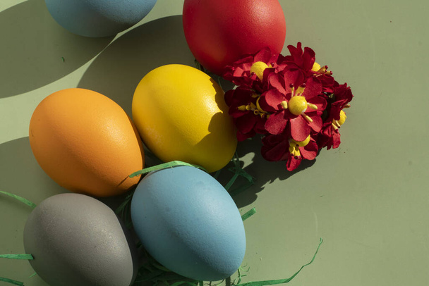 színes tojás szimbolizálja húsvét. Húsvét minimális koncepció. Kreatív Boldog Húsvétot, tavaszi elrendezés. - Fotó, kép