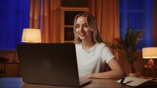 Een jonge blonde studente gebruikt een laptop, bespreekt de komende examensessie met medestudent en sluit het apparaat na het gesprek. Een dame sales manager communiceert met een vriend over - Video