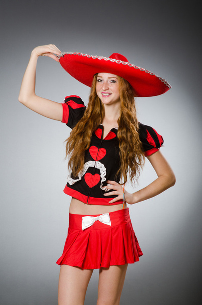 жінка в червоному сомбреро капелюсі
 - Фото, зображення