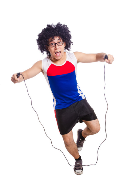 Le gars saute avec une corde à sauter
 - Photo, image