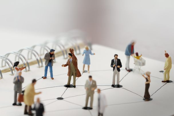 крупный план миниатюрных людей с диаграммой социальных сетей на открытом воздухе - Фото, изображение