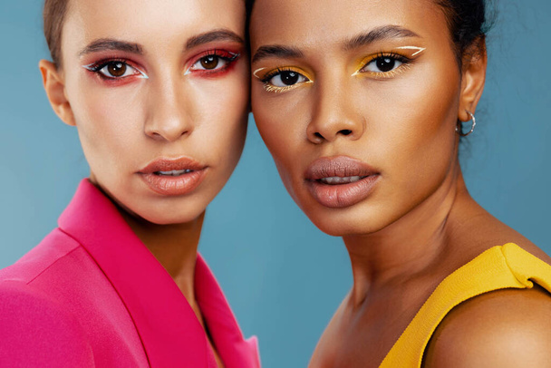 Make-up žena africký zdravý smíšené dva atraktivní model lesk kůže žlutý portrét krása dívka tvář krásný závod oko studio šťastný spolu barevné bodycare american - Fotografie, Obrázek