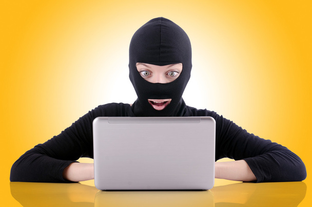 Жінка хакер разом із комп'ютером - Фото, зображення