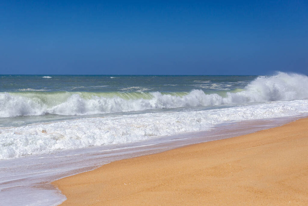 Θέα από το North Beach διάσημο για τα γιγάντια κύματα στην πόλη Nazare για την λεγόμενη Silver Coast, περιοχή Oeste της Πορτογαλίας - Φωτογραφία, εικόνα