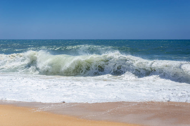 Golven gezien vanaf North Beach beroemd om gigantische golven in Nazare stad aan de zogenaamde Silver Coast, Oeste regio van Portugal - Foto, afbeelding