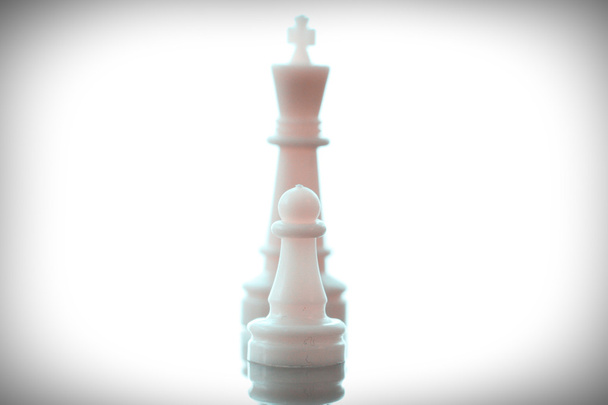 primer plano de la figura de ajedrez rey rodeado por un número de b caído
 - Foto, Imagen