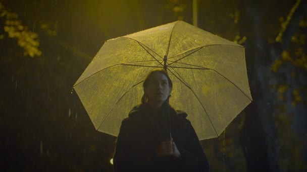 Sentimentale solitario giovane donna ansiosa piangendo nella notte di pioggia - Filmati, video