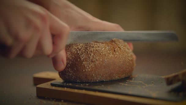 Organické celozrnný chléb na kuchyňském stole připraven k jídlu  - Záběry, video