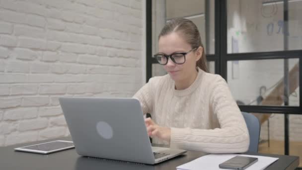 Boos creatieve vrouw voelt zich gefrustreerd tijdens het werken op laptop - Video