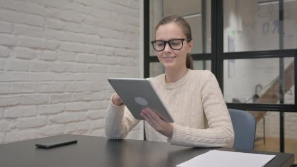 Creatieve vrouw gebruikt digitale tablet op het werk - Video