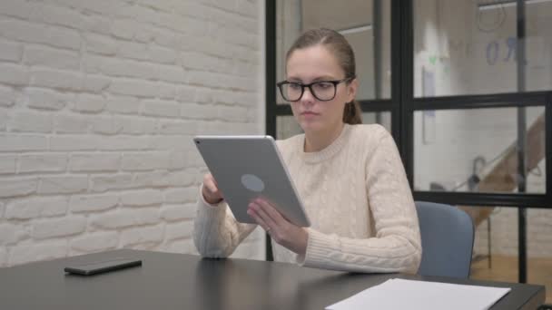 Kreatív nő veszteséggel a tablet a munkahelyen - Felvétel, videó
