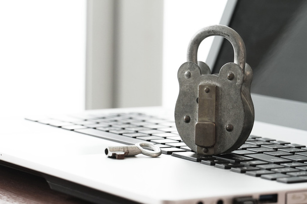 Концепция интернет-безопасности - старый замок и ключ на ноутбуке
 - Фото, изображение