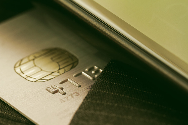 Cartões de crédito em foco muito raso com fundo terno cinza
 - Foto, Imagem