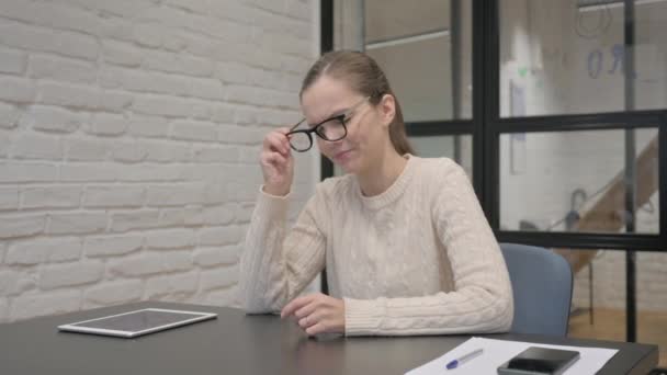 Mujer creativa con dolor de cabeza mientras está sentada en el trabajo - Imágenes, Vídeo