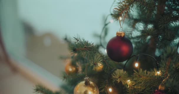 Přípravy na Vánoce a Nový rok zdobené vánoční stromeček s krásnými vánoční ozdoby Bokeh. - Záběry, video